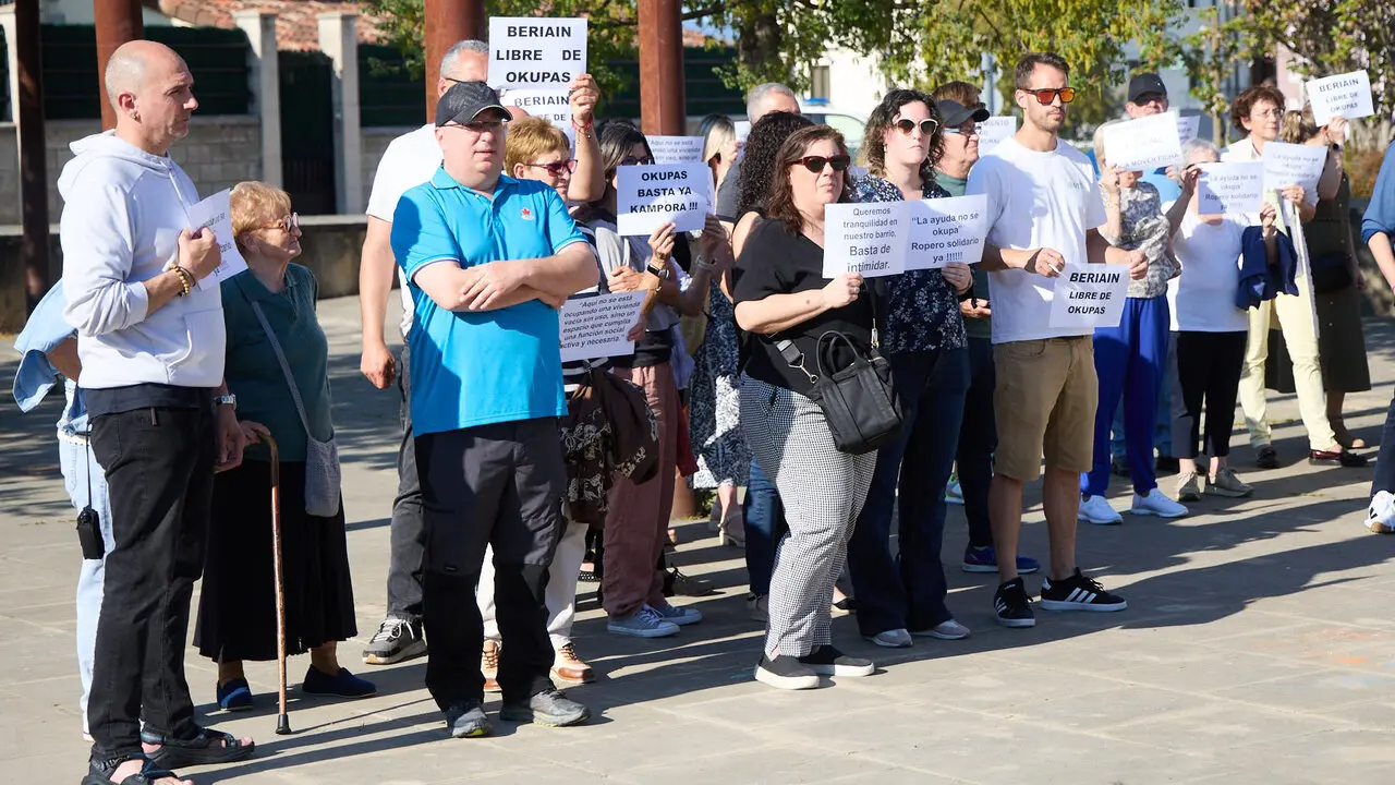 Concentraci&oacute;n vecinal en Beriain para denunciar la p&eacute;rdida de un recurso social esencial y reclamar soluciones ante la ocupaci&oacute;n de dos inmuebles del municipio. I&Ntilde;IGO ALZUGARAY