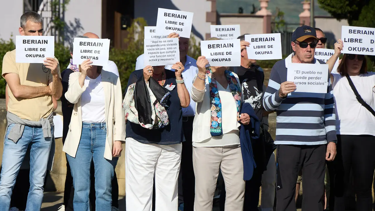 Concentraci&oacute;n vecinal en Beriain para denunciar la p&eacute;rdida de un recurso social esencial y reclamar soluciones ante la ocupaci&oacute;n de dos inmuebles del municipio. I&Ntilde;IGO ALZUGARAY