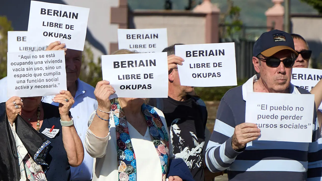 Concentraci&oacute;n vecinal en Beriain para denunciar la p&eacute;rdida de un recurso social esencial y reclamar soluciones ante la ocupaci&oacute;n de dos inmuebles del municipio. I&Ntilde;IGO ALZUGARAY