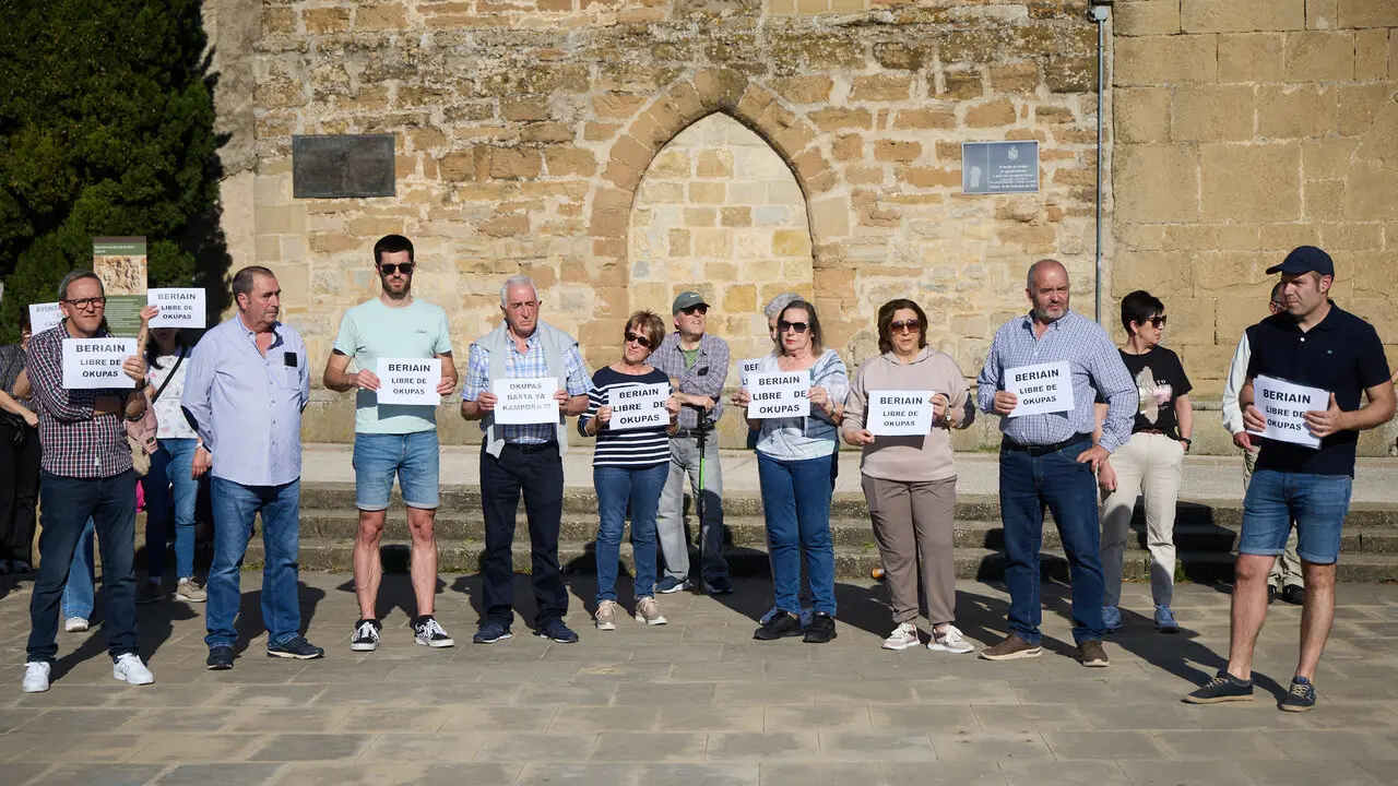 Concentraci&oacute;n vecinal en Beriain para denunciar la p&eacute;rdida de un recurso social esencial y reclamar soluciones ante la ocupaci&oacute;n de dos inmuebles del municipio. I&Ntilde;IGO ALZUGARAY