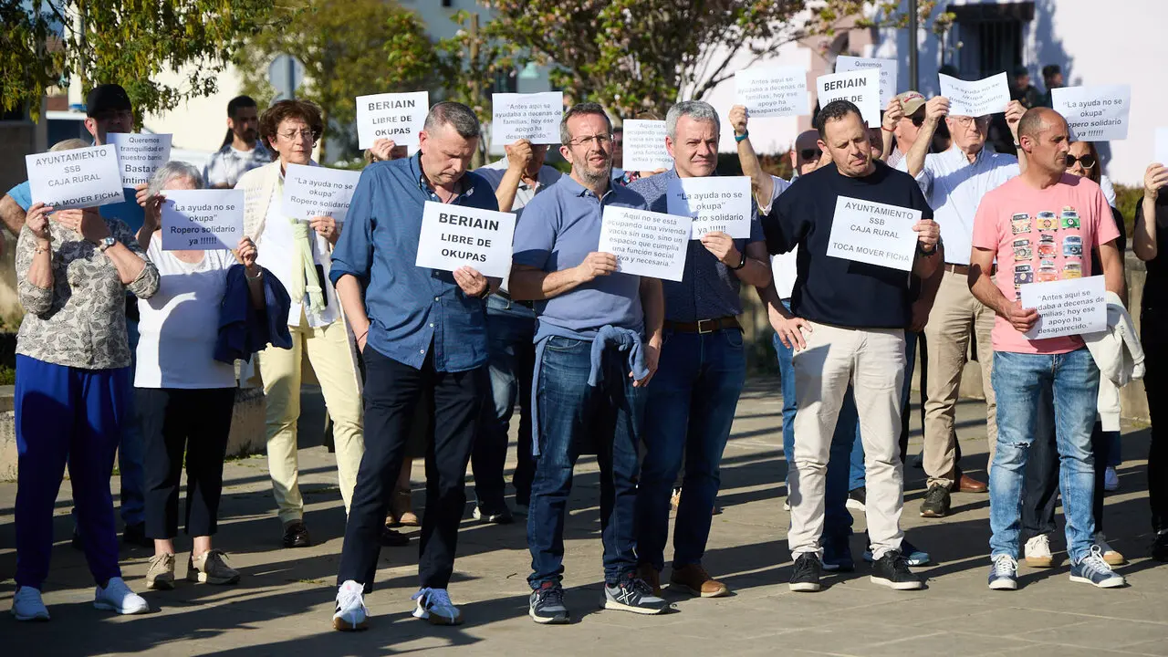 Concentraci&oacute;n vecinal en Beriain para denunciar la p&eacute;rdida de un recurso social esencial y reclamar soluciones ante la ocupaci&oacute;n de dos inmuebles del municipio. I&Ntilde;IGO ALZUGARAY
