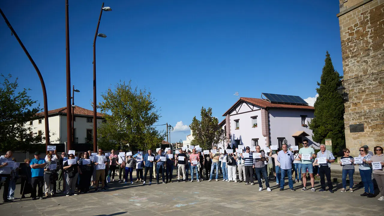 Concentraci&oacute;n vecinal en Beriain para denunciar la p&eacute;rdida de un recurso social esencial y reclamar soluciones ante la ocupaci&oacute;n de dos inmuebles del municipio. I&Ntilde;IGO ALZUGARAY