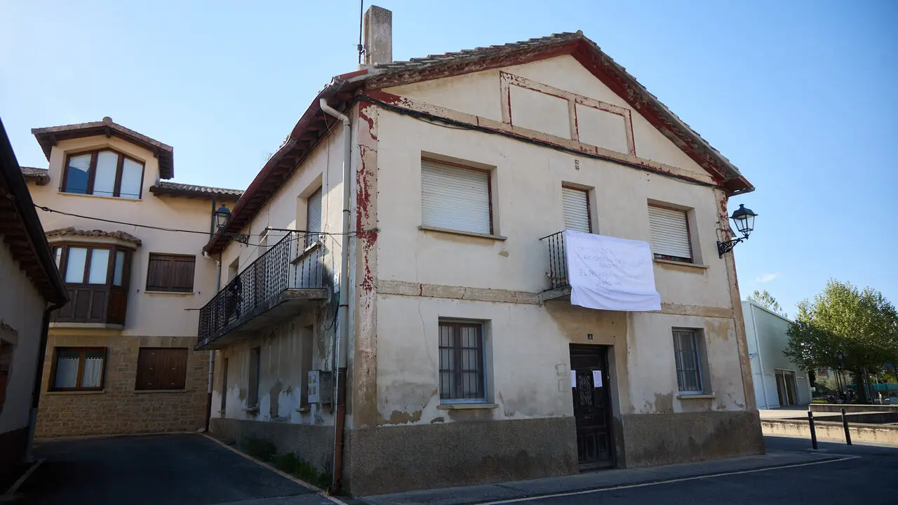 Concentraci&oacute;n vecinal en Beriain para denunciar la p&eacute;rdida de un recurso social esencial y reclamar soluciones ante la ocupaci&oacute;n de dos inmuebles del municipio. I&Ntilde;IGO ALZUGARAY