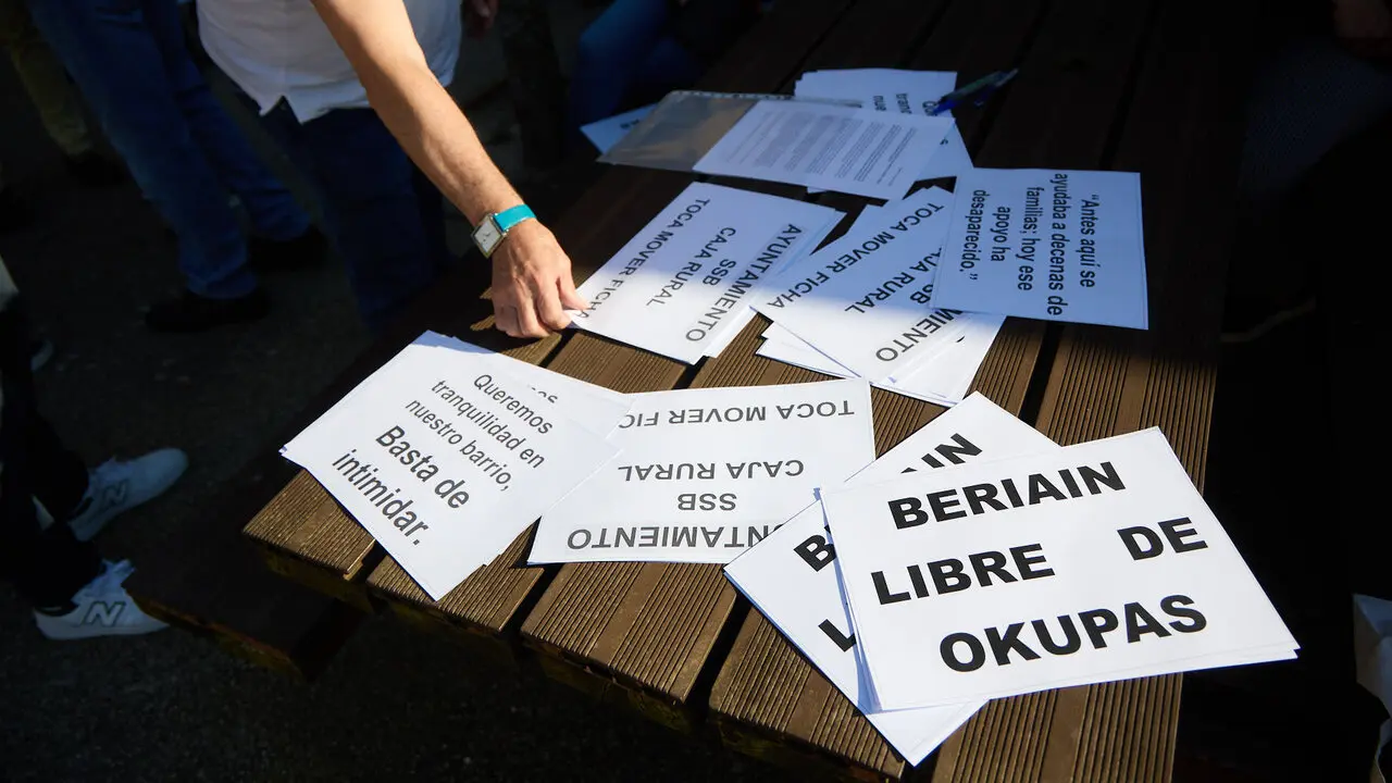 Concentraci&oacute;n vecinal en Beriain para denunciar la p&eacute;rdida de un recurso social esencial y reclamar soluciones ante la ocupaci&oacute;n de dos inmuebles del municipio. I&Ntilde;IGO ALZUGARAY