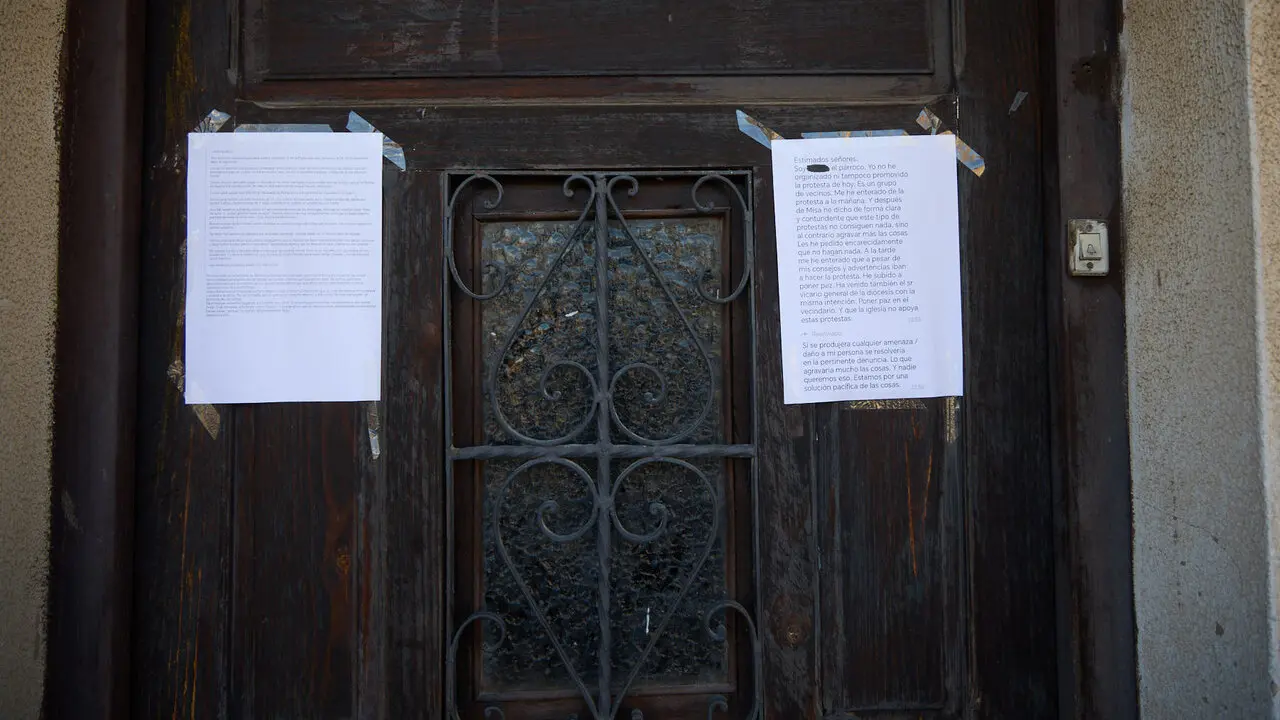 Concentraci&oacute;n vecinal en Beriain para denunciar la p&eacute;rdida de un recurso social esencial y reclamar soluciones ante la ocupaci&oacute;n de dos inmuebles del municipio. I&Ntilde;IGO ALZUGARAY