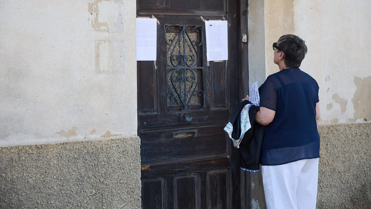 Concentraci&oacute;n vecinal en Beriain para denunciar la p&eacute;rdida de un recurso social esencial y reclamar soluciones ante la ocupaci&oacute;n de dos inmuebles del municipio. I&Ntilde;IGO ALZUGARAY