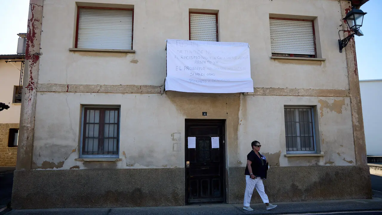 Concentraci&oacute;n vecinal en Beriain para denunciar la p&eacute;rdida de un recurso social esencial y reclamar soluciones ante la ocupaci&oacute;n de dos inmuebles del municipio. I&Ntilde;IGO ALZUGARAY