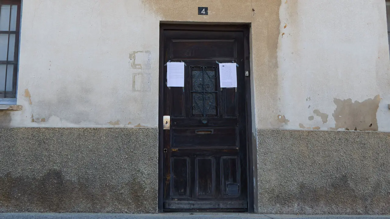 Concentraci&oacute;n vecinal en Beriain para denunciar la p&eacute;rdida de un recurso social esencial y reclamar soluciones ante la ocupaci&oacute;n de dos inmuebles del municipio. I&Ntilde;IGO ALZUGARAY