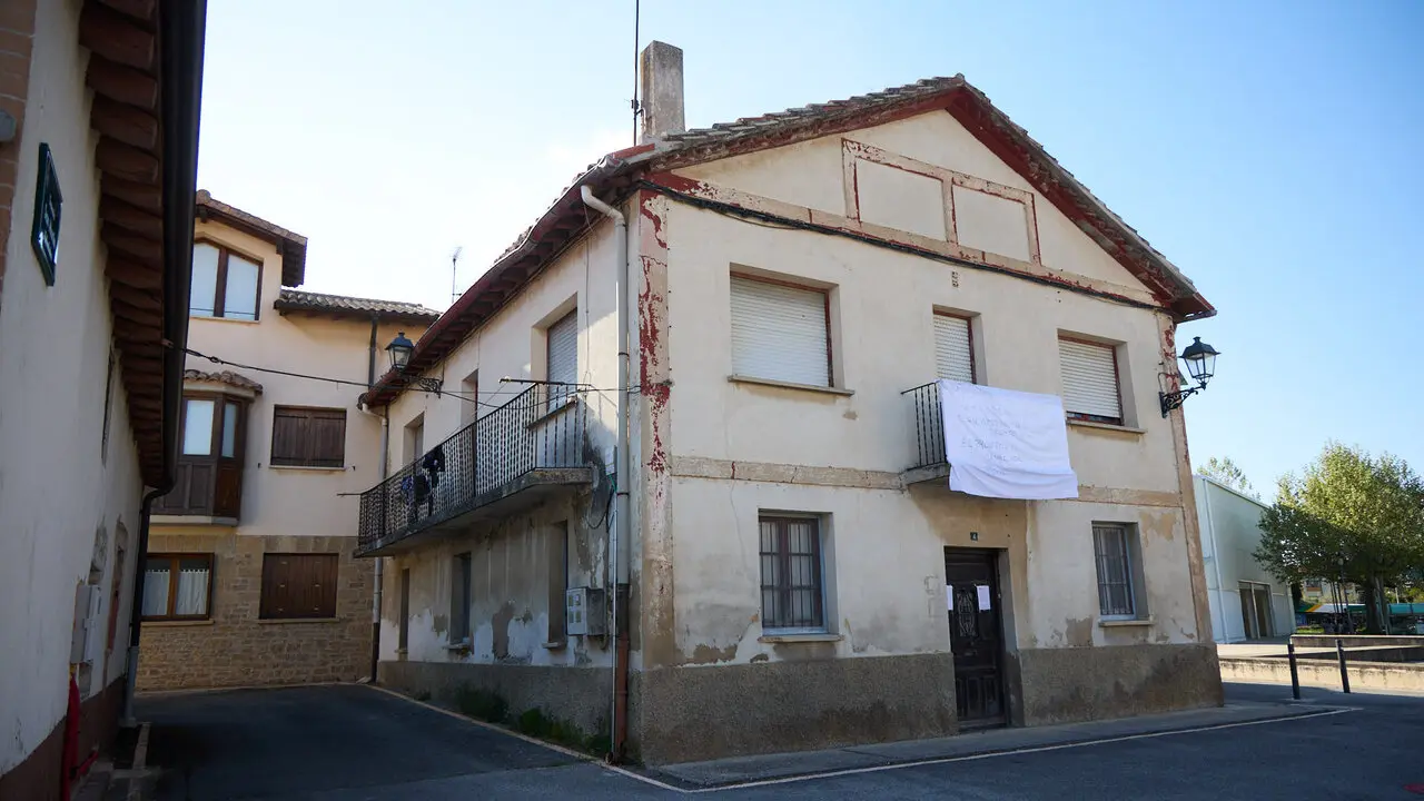 Concentraci&oacute;n vecinal en Beriain para denunciar la p&eacute;rdida de un recurso social esencial y reclamar soluciones ante la ocupaci&oacute;n de dos inmuebles del municipio. I&Ntilde;IGO ALZUGARAY