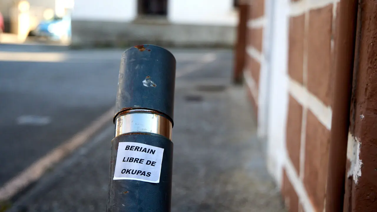 Concentraci&oacute;n vecinal en Beriain para denunciar la p&eacute;rdida de un recurso social esencial y reclamar soluciones ante la ocupaci&oacute;n de dos inmuebles del municipio. I&Ntilde;IGO ALZUGARAY