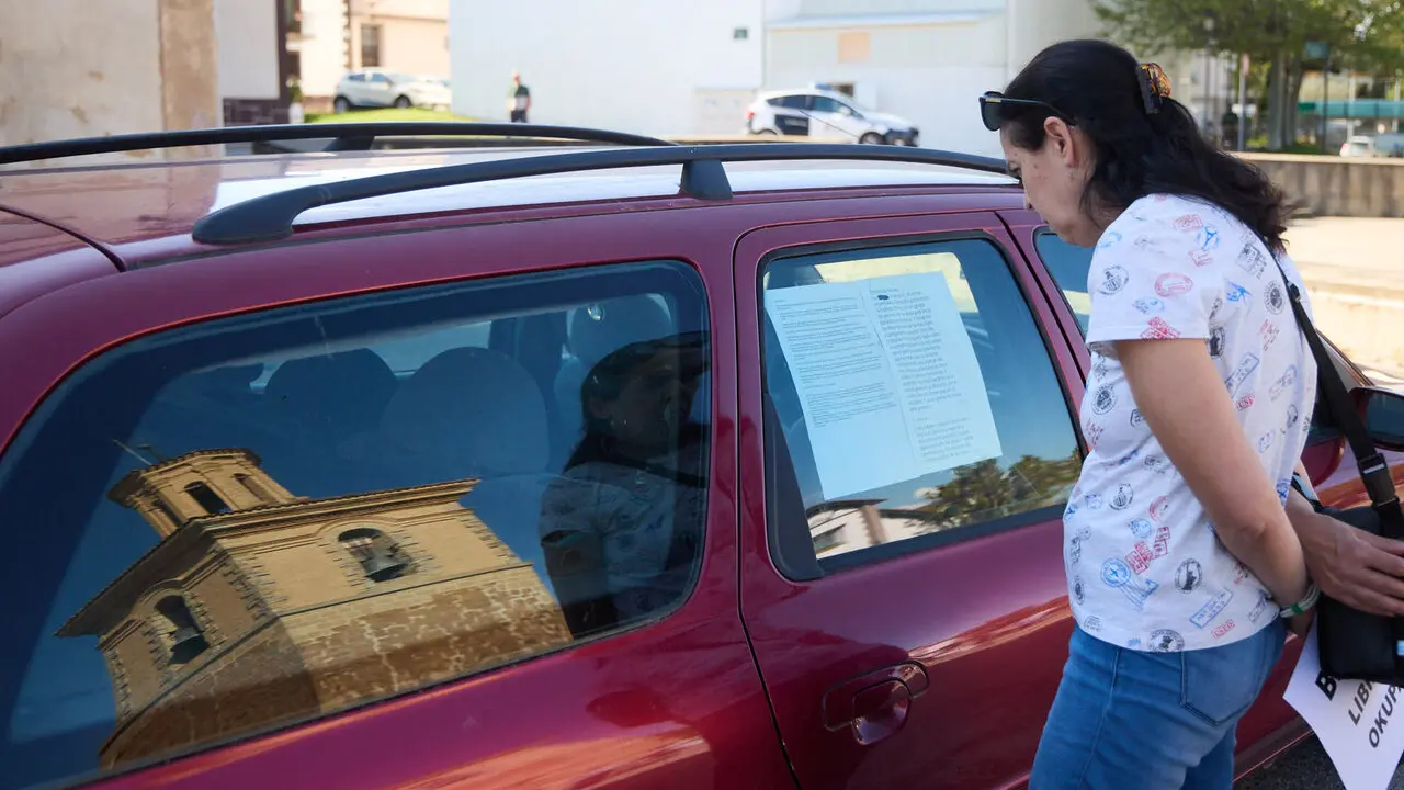 Concentraci&oacute;n vecinal en Beriain para denunciar la p&eacute;rdida de un recurso social esencial y reclamar soluciones ante la ocupaci&oacute;n de dos inmuebles del municipio. I&Ntilde;IGO ALZUGARAY