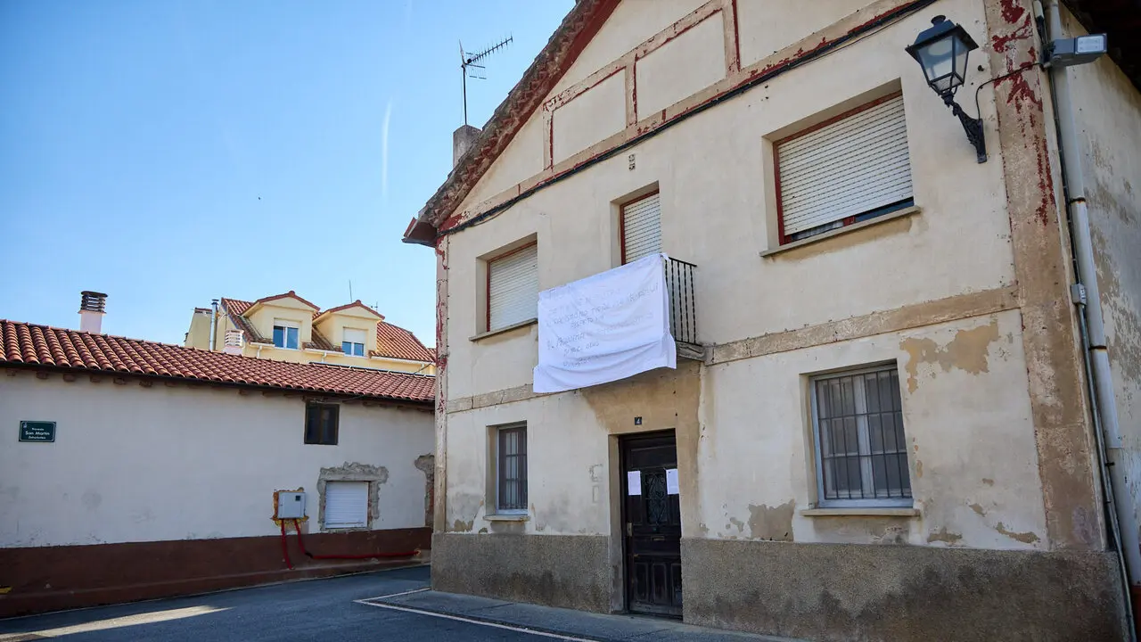 Concentraci&oacute;n vecinal en Beriain para denunciar la p&eacute;rdida de un recurso social esencial y reclamar soluciones ante la ocupaci&oacute;n de dos inmuebles del municipio. I&Ntilde;IGO ALZUGARAY