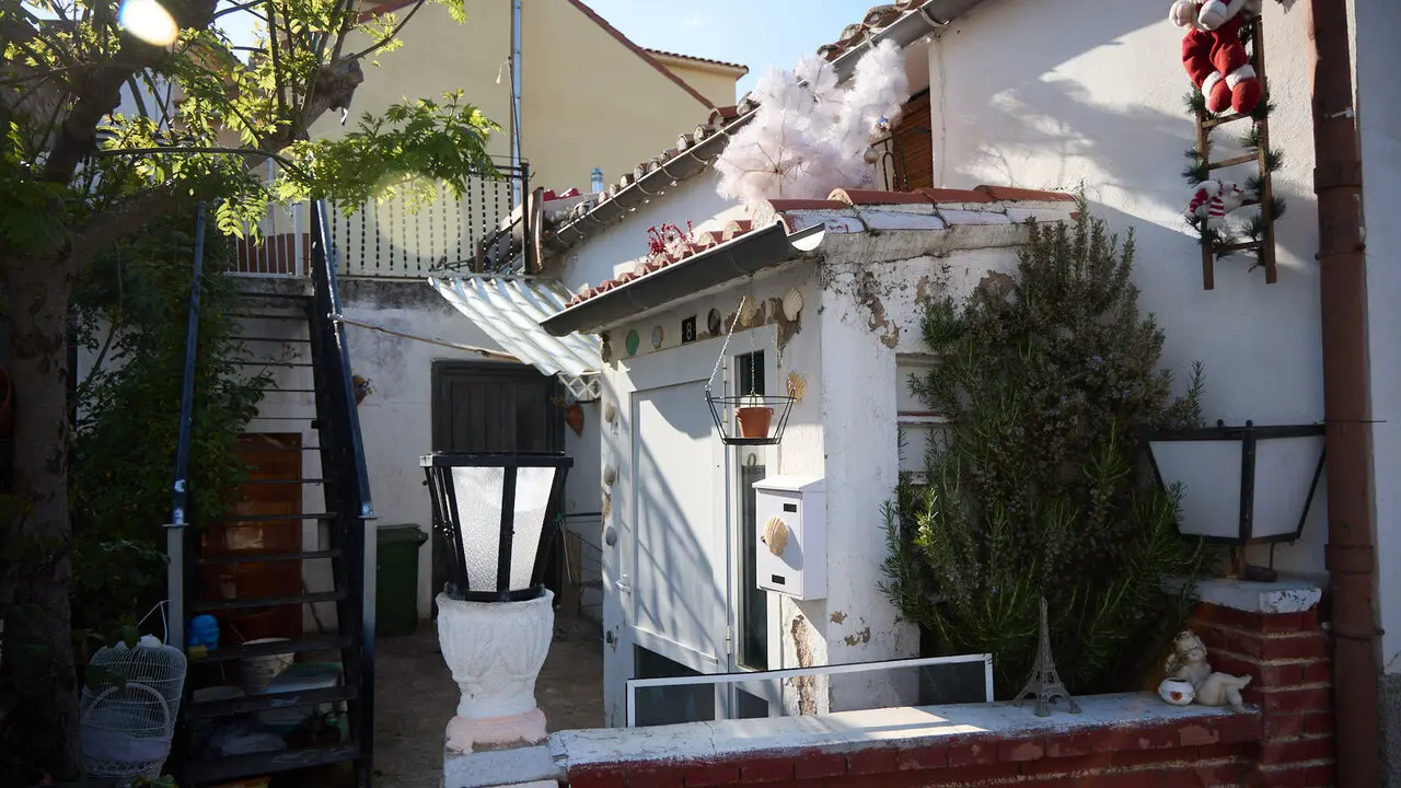 Concentraci&oacute;n vecinal en Beriain para denunciar la p&eacute;rdida de un recurso social esencial y reclamar soluciones ante la ocupaci&oacute;n de dos inmuebles del municipio. I&Ntilde;IGO ALZUGARAY