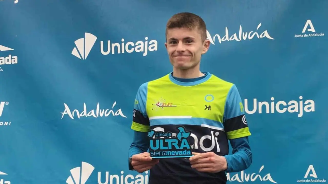 Alejandro Crespo con su trofeo de la Ultra de Sierra Nevada. CEDIDA