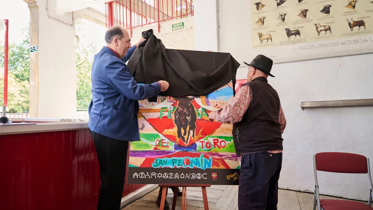 Una obra del pintor Carlos Franco anuncia la Feria del Toro de los Sanfermines de 2026. PABLO LASAOSA