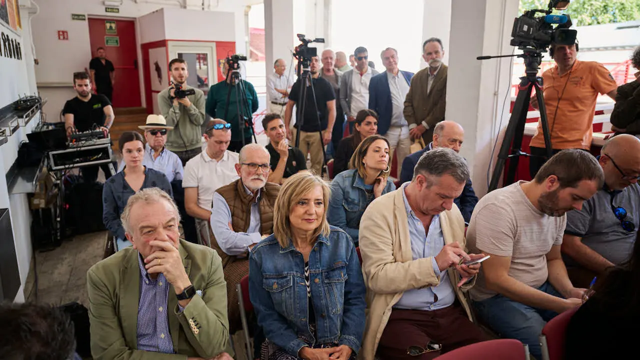 Una obra del pintor Carlos Franco anuncia la Feria del Toro de los Sanfermines de 2026. PABLO LASAOSA