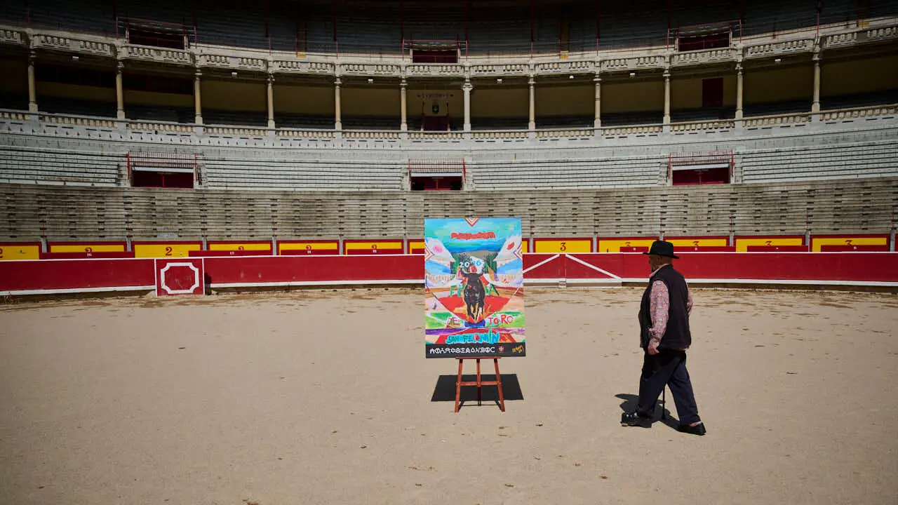 Una obra del pintor Carlos Franco anuncia la Feria del Toro de los Sanfermines de 2026. PABLO LASAOSA