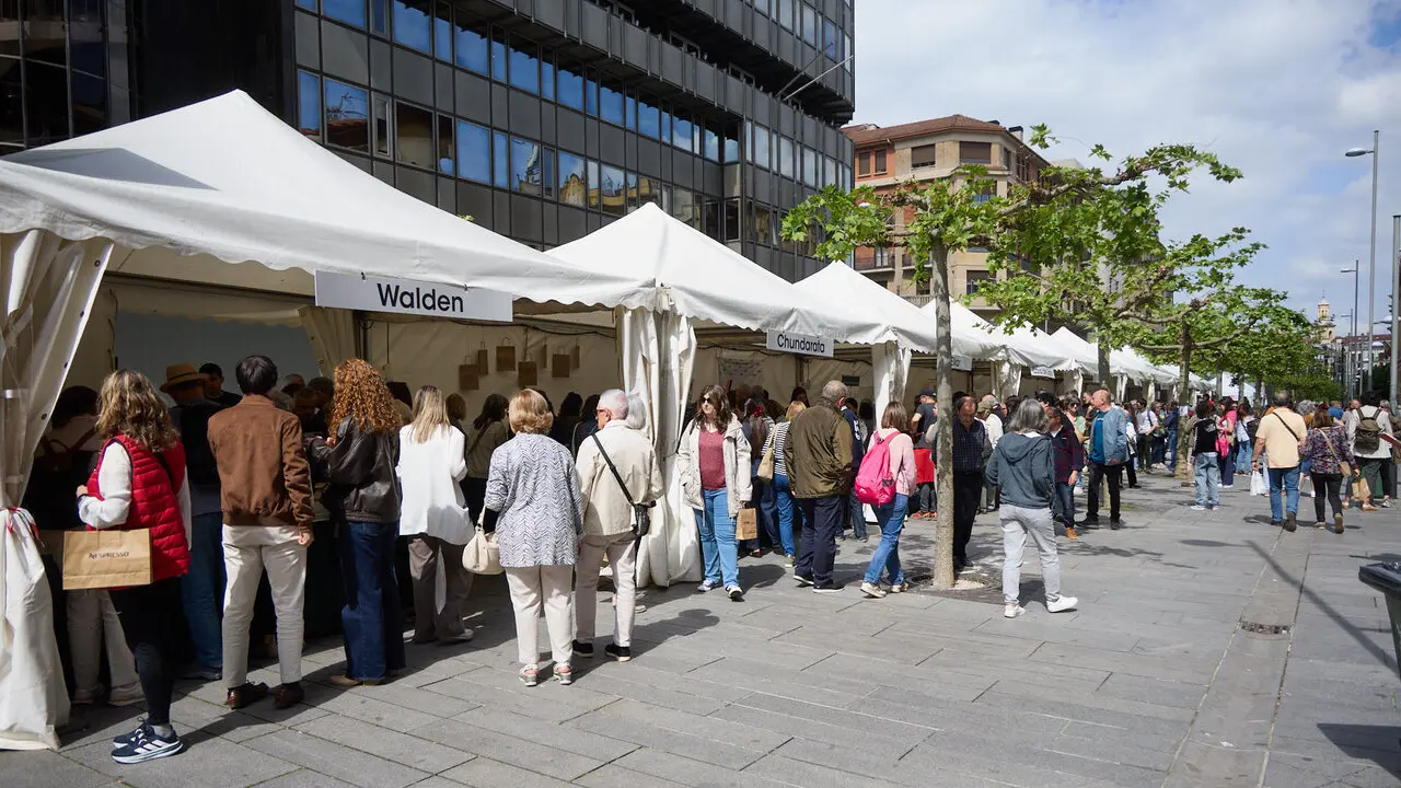 Feria del D&iacute;a del Libro y de la Flor 2026 en la avenida Carlos III de Pamplona. I&Ntilde;IGO ALZUGARAY