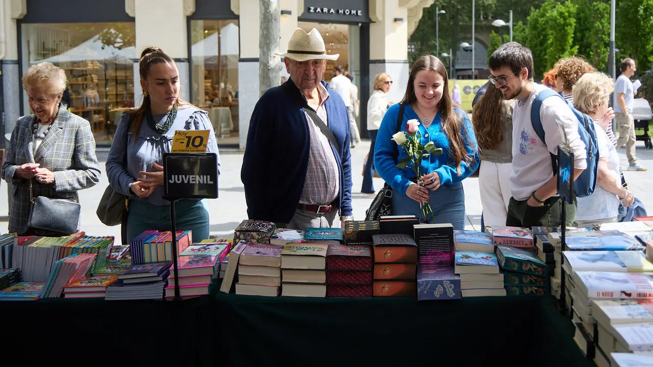Feria del D&iacute;a del Libro y de la Flor 2026 en la avenida Carlos III de Pamplona. I&Ntilde;IGO ALZUGARAY