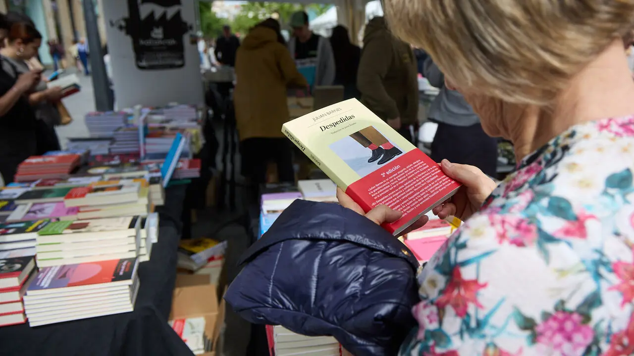Feria del D&iacute;a del Libro y de la Flor 2026 en la avenida Carlos III de Pamplona. I&Ntilde;IGO ALZUGARAY