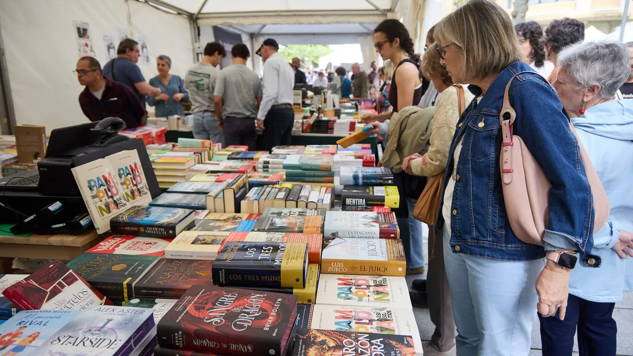 Feria del D&iacute;a del Libro y de la Flor 2026 en la avenida Carlos III de Pamplona. I&Ntilde;IGO ALZUGARAY