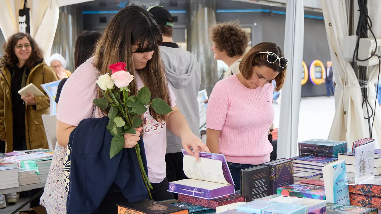 Feria del D&iacute;a del Libro y de la Flor 2026 en la avenida Carlos III de Pamplona. I&Ntilde;IGO ALZUGARAY