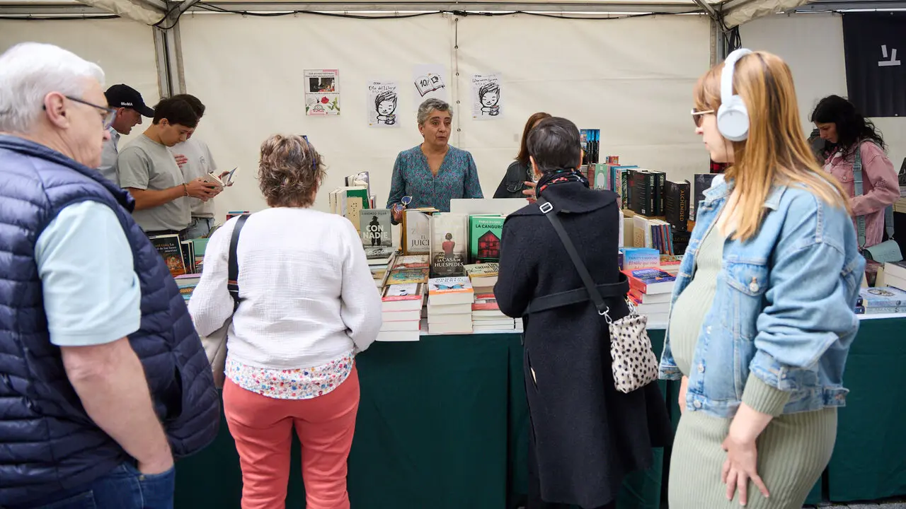 Feria del D&iacute;a del Libro y de la Flor 2026 en la avenida Carlos III de Pamplona. I&Ntilde;IGO ALZUGARAY