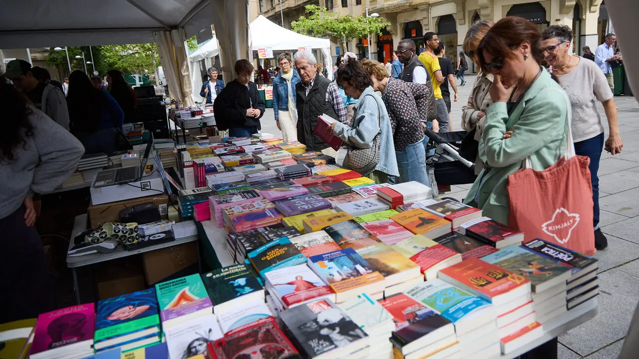 Feria del D&iacute;a del Libro y de la Flor 2026 en la avenida Carlos III de Pamplona. I&Ntilde;IGO ALZUGARAY