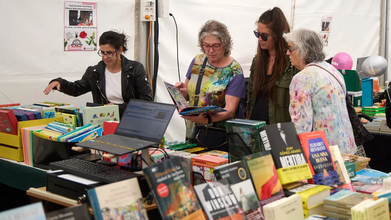 Feria del D&iacute;a del Libro y de la Flor 2026 en la avenida Carlos III de Pamplona. I&Ntilde;IGO ALZUGARAY