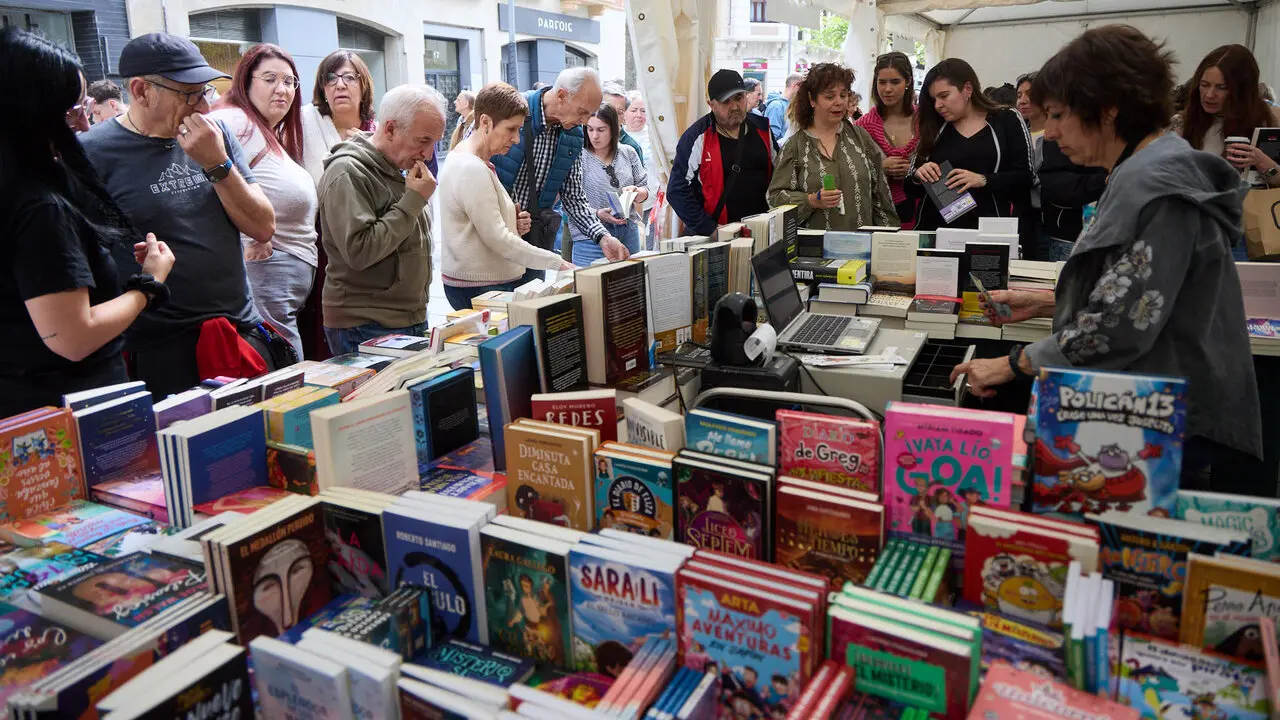 Feria del D&iacute;a del Libro y de la Flor 2026 en la avenida Carlos III de Pamplona. I&Ntilde;IGO ALZUGARAY
