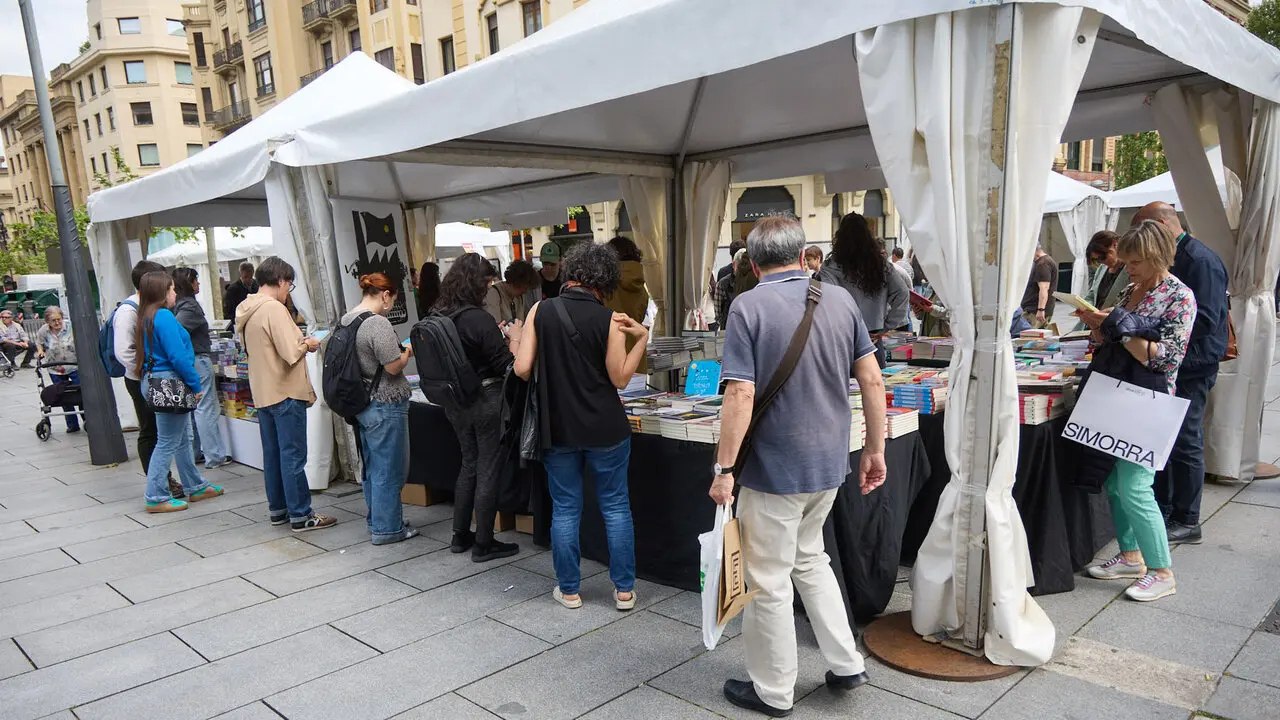 Feria del D&iacute;a del Libro y de la Flor 2026 en la avenida Carlos III de Pamplona. I&Ntilde;IGO ALZUGARAY
