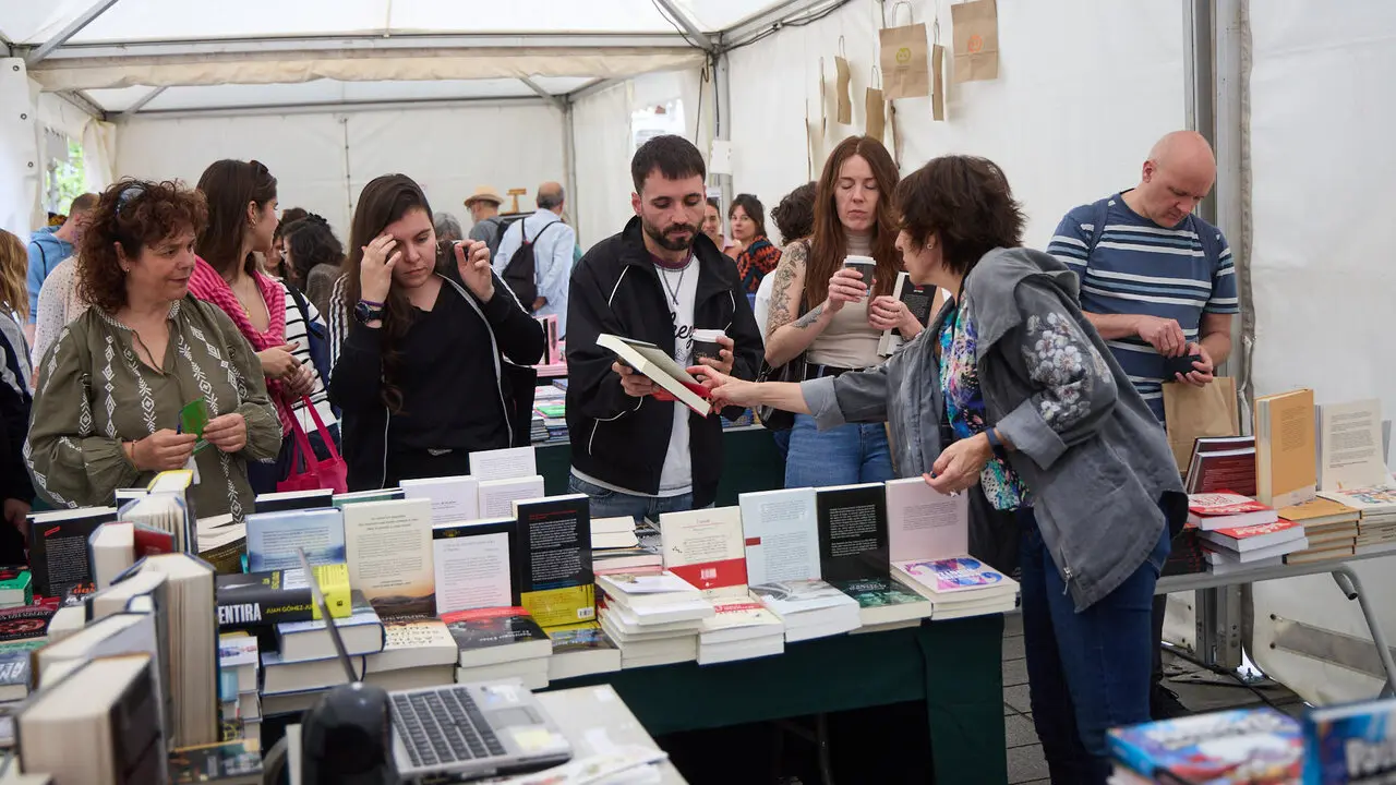 Feria del D&iacute;a del Libro y de la Flor 2026 en la avenida Carlos III de Pamplona. I&Ntilde;IGO ALZUGARAY