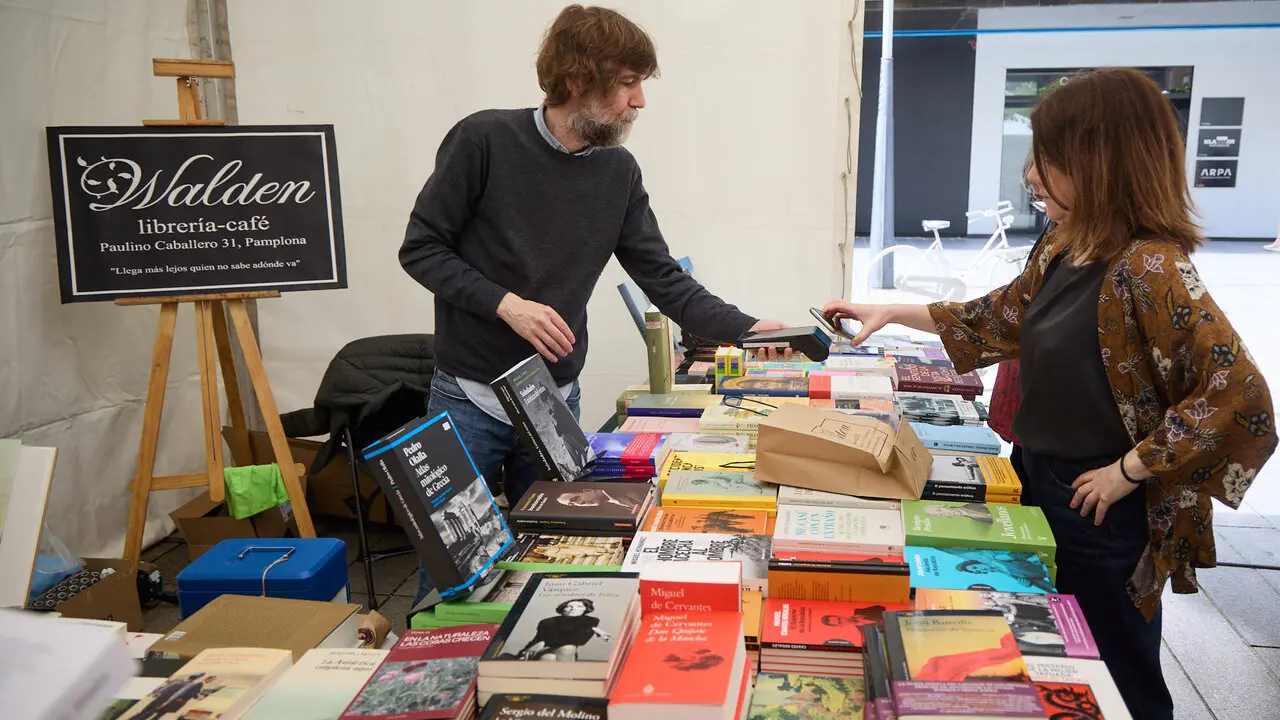 Feria del D&iacute;a del Libro y de la Flor 2026 en la avenida Carlos III de Pamplona. I&Ntilde;IGO ALZUGARAY