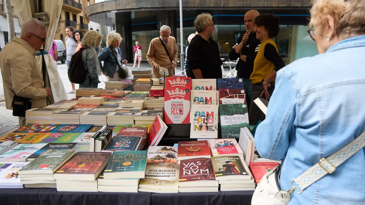 Feria del D&iacute;a del Libro y de la Flor 2026 en la avenida Carlos III de Pamplona. I&Ntilde;IGO ALZUGARAY