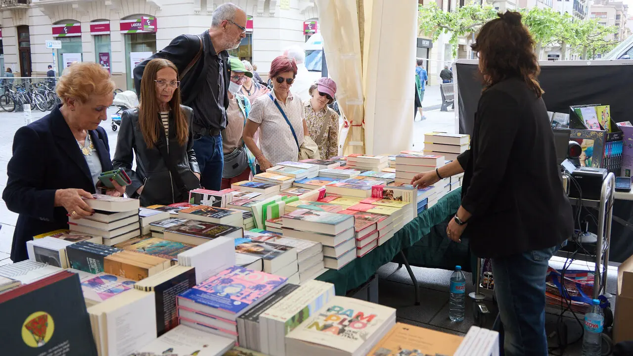 Feria del D&iacute;a del Libro y de la Flor 2026 en la avenida Carlos III de Pamplona. I&Ntilde;IGO ALZUGARAY
