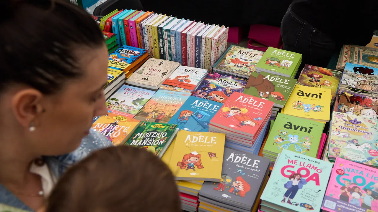 Feria del D&iacute;a del Libro y de la Flor 2026 en la avenida Carlos III de Pamplona. I&Ntilde;IGO ALZUGARAY