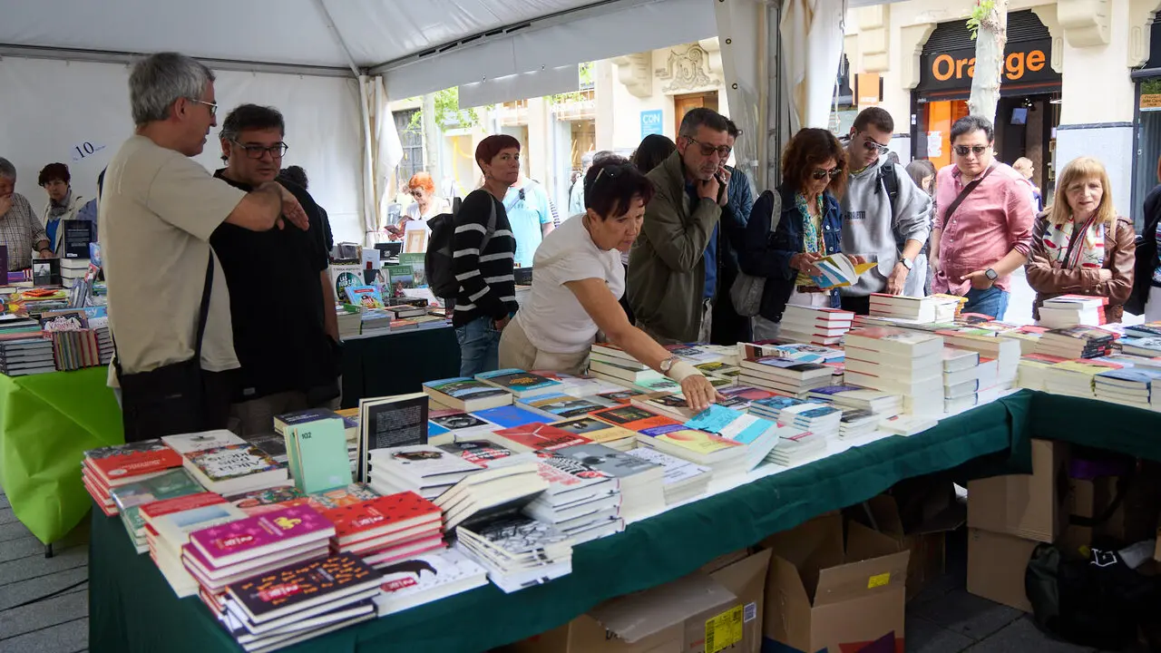 Feria del D&iacute;a del Libro y de la Flor 2026 en la avenida Carlos III de Pamplona. I&Ntilde;IGO ALZUGARAY