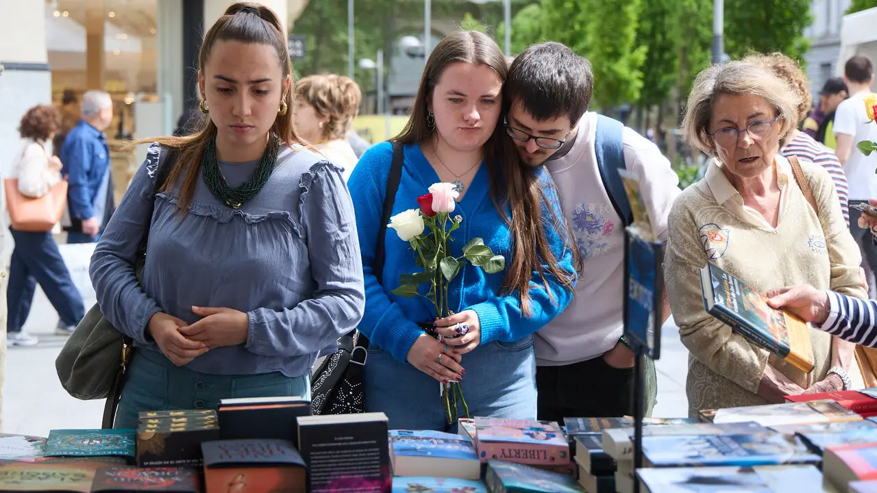 Feria del D&iacute;a del Libro y de la Flor 2026 en la avenida Carlos III de Pamplona. I&Ntilde;IGO ALZUGARAY