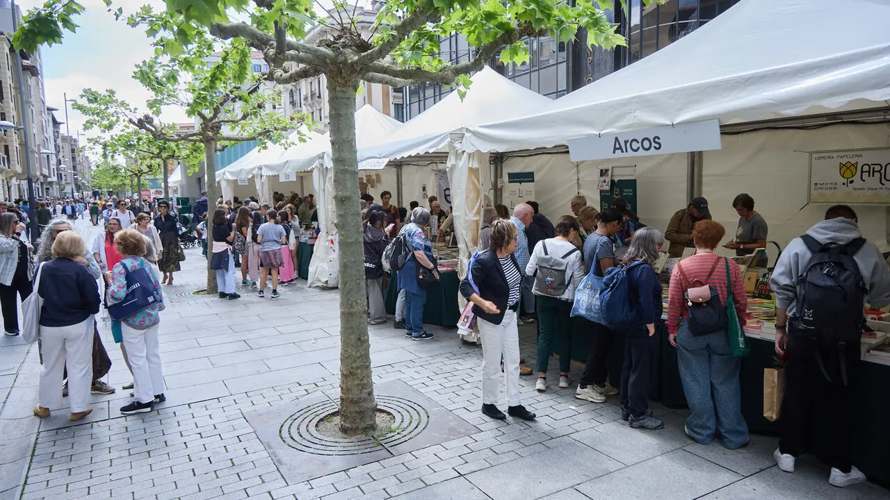 Feria del D&iacute;a del Libro y de la Flor 2026 en la avenida Carlos III de Pamplona. I&Ntilde;IGO ALZUGARAY