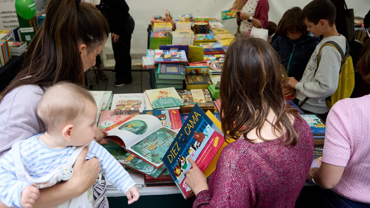 Feria del D&iacute;a del Libro y de la Flor 2026 en la avenida Carlos III de Pamplona. I&Ntilde;IGO ALZUGARAY
