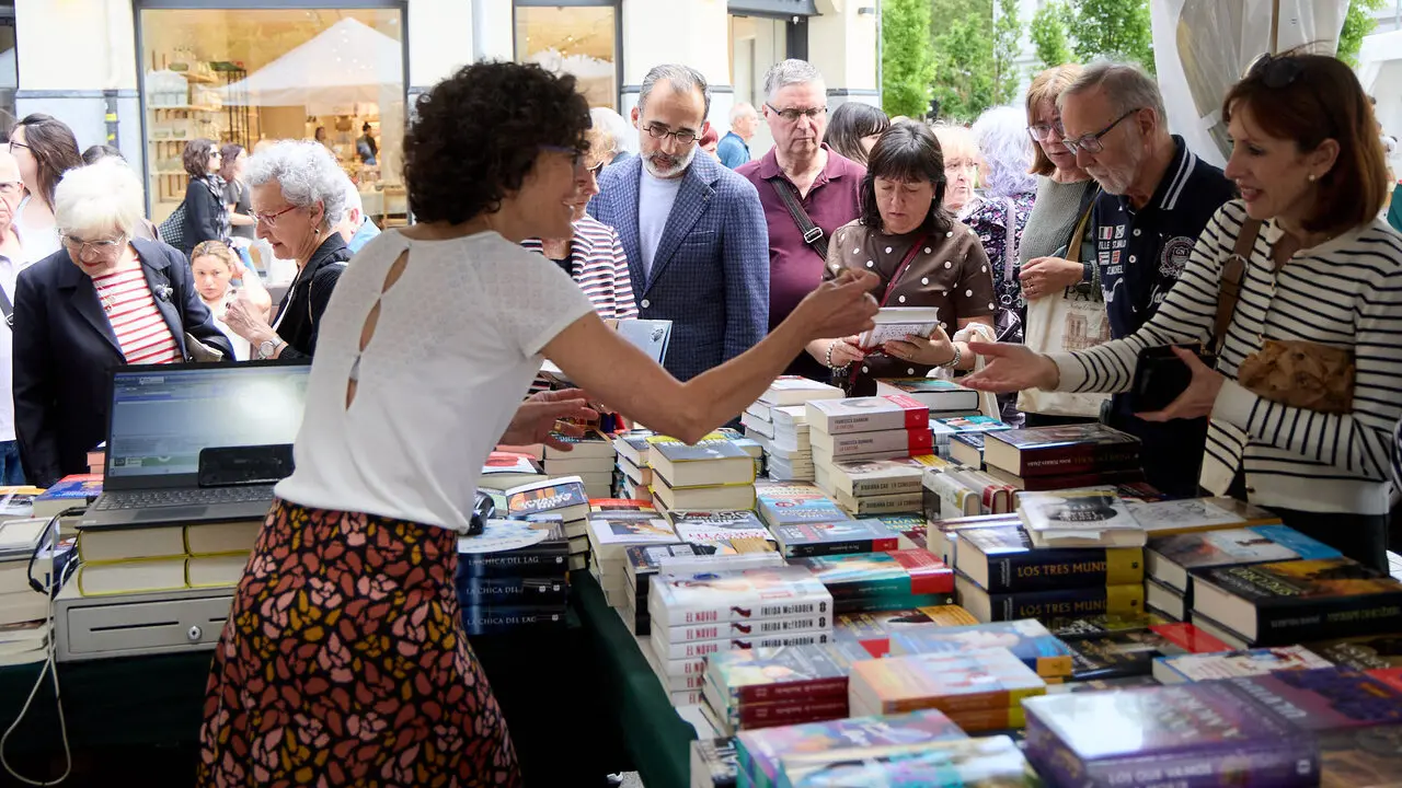 Feria del D&iacute;a del Libro y de la Flor 2026 en la avenida Carlos III de Pamplona. I&Ntilde;IGO ALZUGARAY