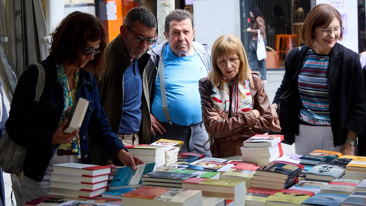 Feria del D&iacute;a del Libro y de la Flor 2026 en la avenida Carlos III de Pamplona. I&Ntilde;IGO ALZUGARAY