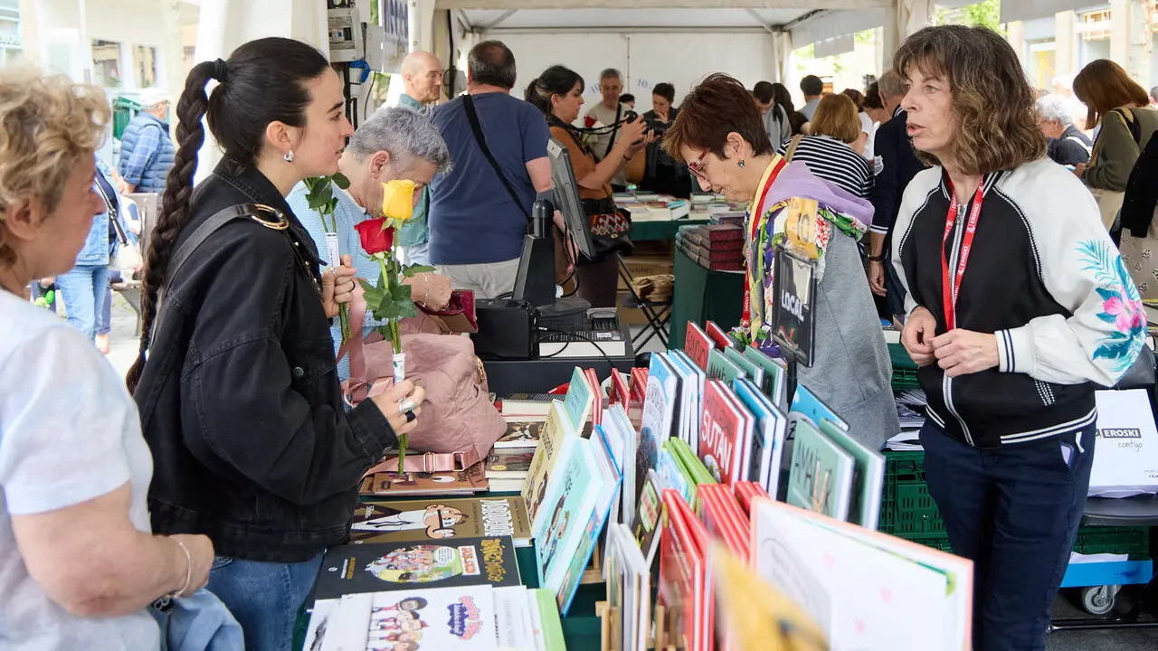 Feria del D&iacute;a del Libro y de la Flor 2026 en la avenida Carlos III de Pamplona. I&Ntilde;IGO ALZUGARAY