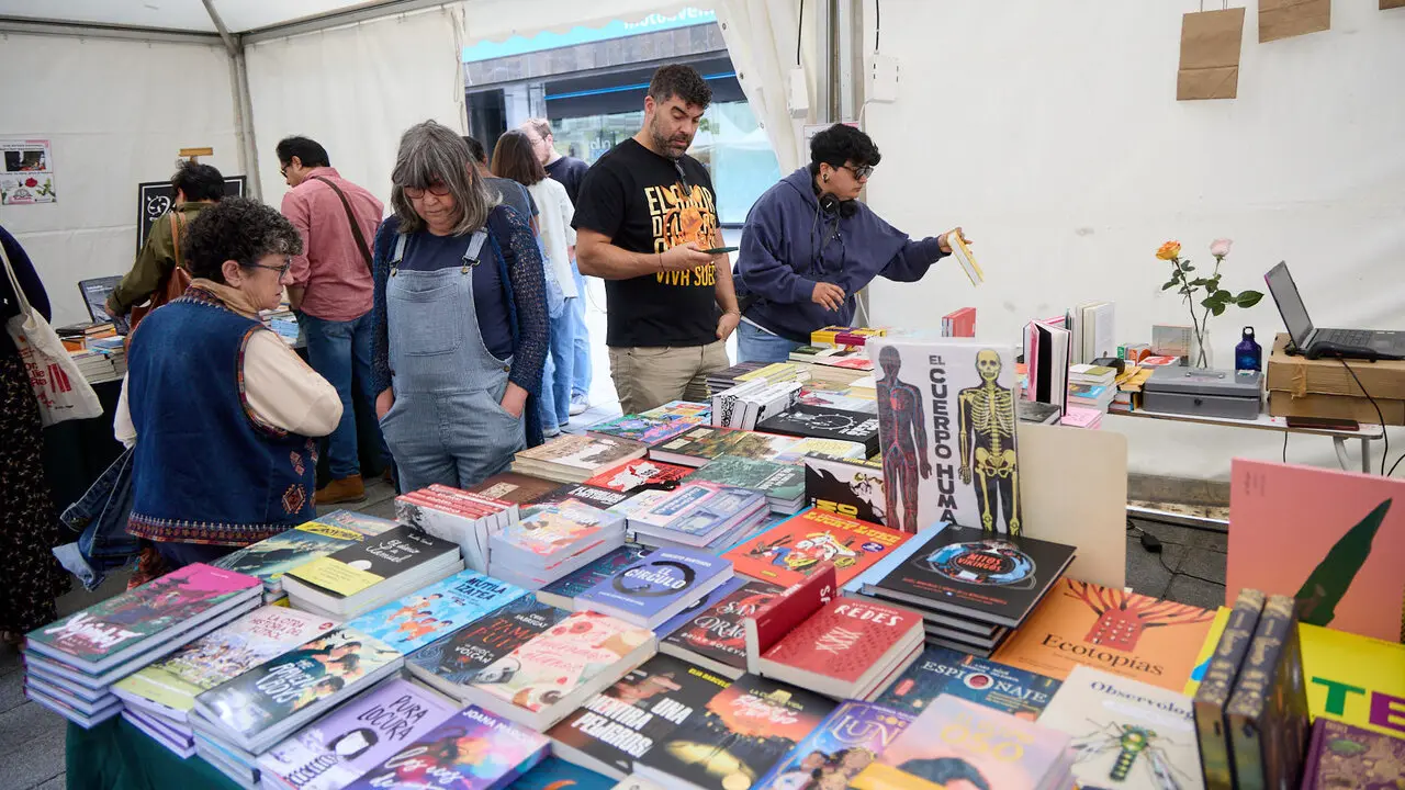 Feria del D&iacute;a del Libro y de la Flor 2026 en la avenida Carlos III de Pamplona. I&Ntilde;IGO ALZUGARAY
