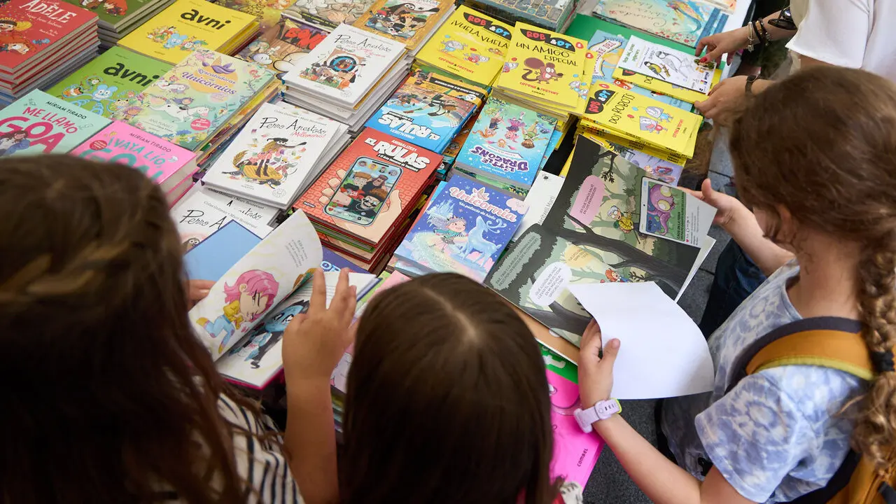 Feria del D&iacute;a del Libro y de la Flor 2026 en la avenida Carlos III de Pamplona. I&Ntilde;IGO ALZUGARAY