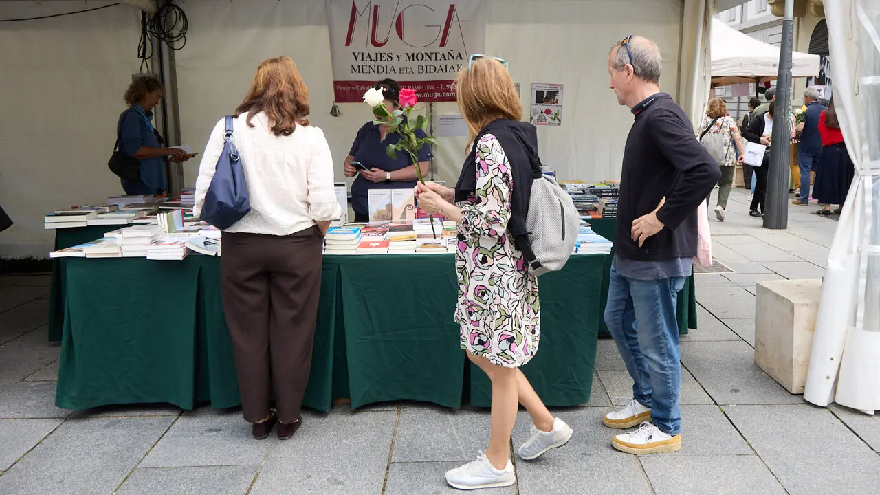 Feria del D&iacute;a del Libro y de la Flor 2026 en la avenida Carlos III de Pamplona. I&Ntilde;IGO ALZUGARAY