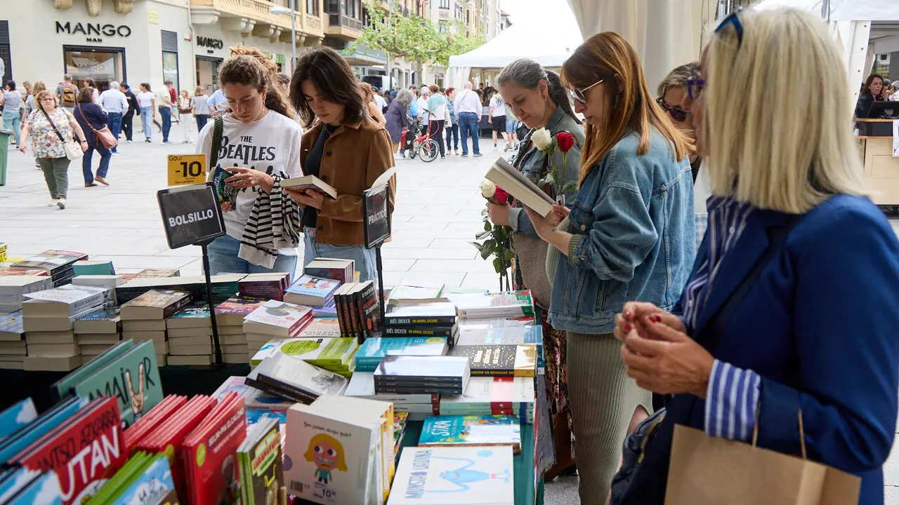 Feria del D&iacute;a del Libro y de la Flor 2026 en la avenida Carlos III de Pamplona. I&Ntilde;IGO ALZUGARAY