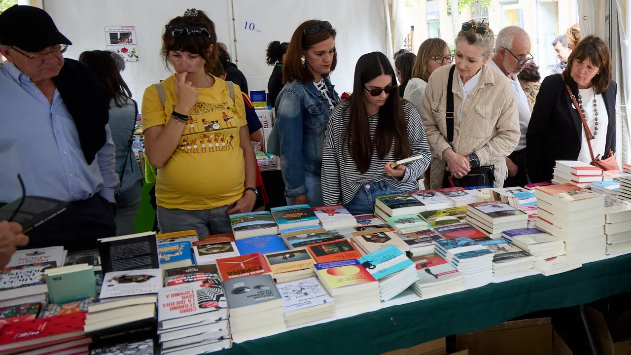 Feria del D&iacute;a del Libro y de la Flor 2026 en la avenida Carlos III de Pamplona. I&Ntilde;IGO ALZUGARAY