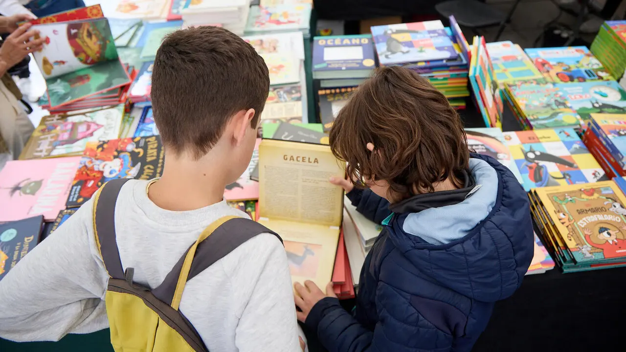 Feria del D&iacute;a del Libro y de la Flor 2026 en la avenida Carlos III de Pamplona. I&Ntilde;IGO ALZUGARAY