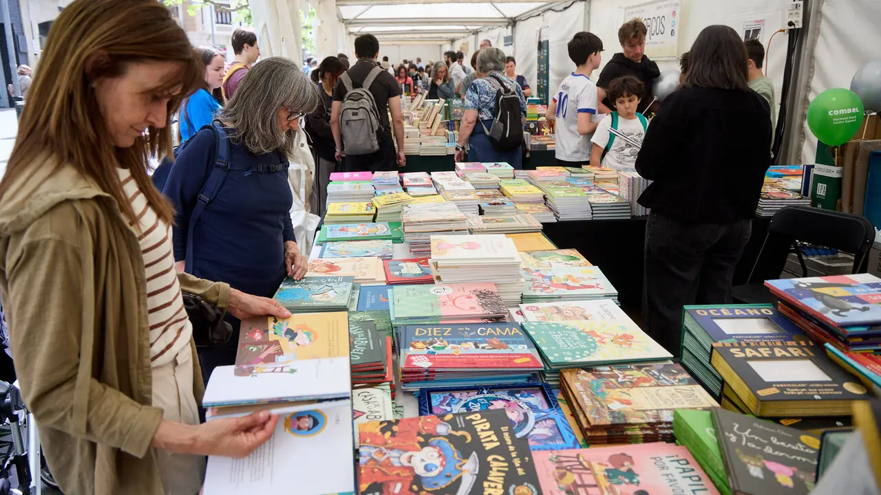 Feria del D&iacute;a del Libro y de la Flor 2026 en la avenida Carlos III de Pamplona. I&Ntilde;IGO ALZUGARAY